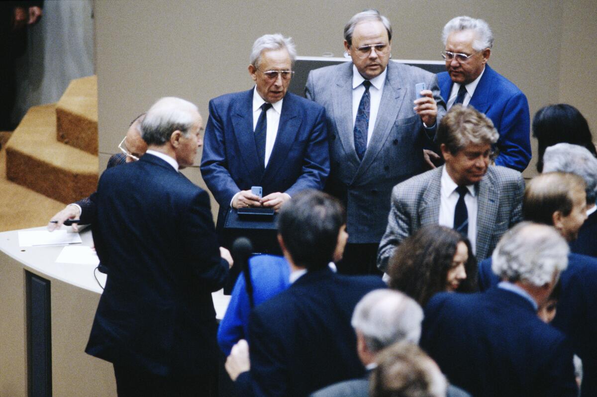 2. und 3. Lesung des Staatsvertrags über die "Schaffung einer Währungs-, Wirtschafts- undSozialunion zwischen der Bundesrepublik Deutschland und derDeutschen Demokratischen Republik" am 21.6.1990 im Wasserwerk in Bonn.; Abgeordnete mit Stimmkarten bei der namentlichen Abstimmung. 2. und 3. Lesung des Staatsvertrags über die "Schaffung einer Währungs-, Wirtschafts- undSozialunion zwischen der Bundesrepublik Deutschland und derDeutschen Demokratischen Republik" am 21.6.1990 im Wasserwerk in Bonn.; Abgeordnete mit Stimmkarten bei der namentlichen Abstimmung.