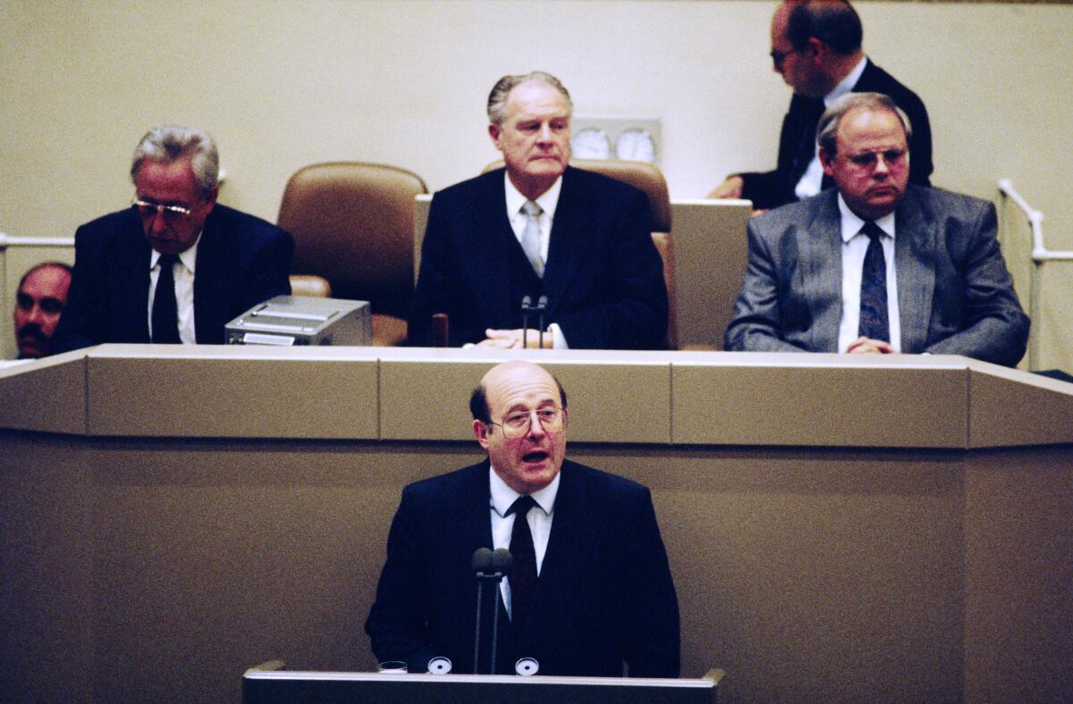 2. und 3. Lesung des Staatsvertrags über die "Schaffung einer Währungs-, Wirtschafts- undSozialunion zwischen der Bundesrepublik Deutschland und derDeutschen Demokratischen Republik" am 21.6.1990 im Wasserwerk in Bonn.; Der Vorsitzender der CSU-Landesgruppe und Erster Stellvertretender Vorsitzender der CDU/CSU-Bundestagsfraktion Wolfgang Bötsch während seiner Rede. Bötsch, Wolfgang; Westphal, Heinz 2. und 3. Lesung des Staatsvertrags über die "Schaffung einer Währungs-, Wirtschafts- undSozialunion zwischen der Bundesrepublik Deutschland und derDeutschen Demokratischen Republik" am 21.6.1990 im Wasserwerk in Bonn.; Der Vorsitzender der CSU-Landesgruppe und Erster Stellvertretender Vorsitzender der CDU/CSU-Bundestagsfraktion Wolfgang Bötsch während seiner Rede.