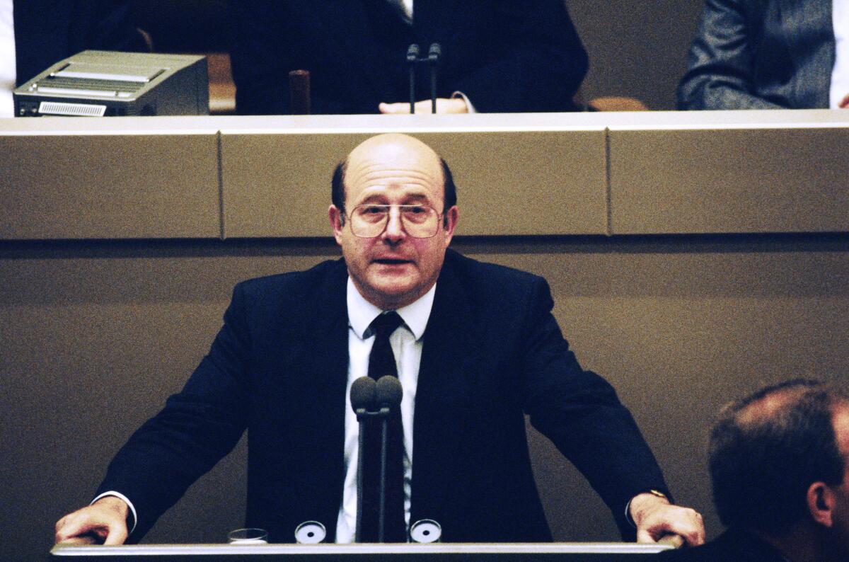 2. und 3. Lesung des Staatsvertrags über die "Schaffung einer Währungs-, Wirtschafts- undSozialunion zwischen der Bundesrepublik Deutschland und derDeutschen Demokratischen Republik" am 21.6.1990 im Wasserwerk in Bonn.; Vorsitzender der CSU-Landesgruppe und Erster Stellvertretender Vorsitzender der CDU/CSU-Bundestagsfraktion Wolfgang Bötsch während seiner Rede. Bötsch, Wolfgang 2. und 3. Lesung des Staatsvertrags über die "Schaffung einer Währungs-, Wirtschafts- undSozialunion zwischen der Bundesrepublik Deutschland und derDeutschen Demokratischen Republik" am 21.6.1990 im Wasserwerk in Bonn.; Vorsitzender der CSU-Landesgruppe und Erster Stellvertretender Vorsitzender der CDU/CSU-Bundestagsfraktion Wolfgang Bötsch während seiner Rede.