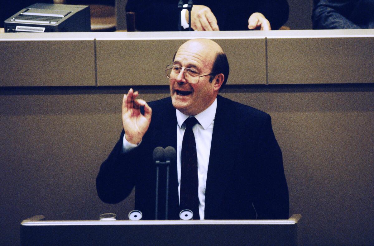 2. und 3. Lesung des Staatsvertrags über die "Schaffung einer Währungs-, Wirtschafts- undSozialunion zwischen der Bundesrepublik Deutschland und derDeutschen Demokratischen Republik" am 21.6.1990 im Wasserwerk in Bonn.; Vorsitzender der CSU-Landesgruppe und Erster Stellvertretender Vorsitzender der CDU/CSU-Bundestagsfraktion Wolfgang Bötsch während seiner Rede. Bötsch, Wolfgang 2. und 3. Lesung des Staatsvertrags über die "Schaffung einer Währungs-, Wirtschafts- undSozialunion zwischen der Bundesrepublik Deutschland und derDeutschen Demokratischen Republik" am 21.6.1990 im Wasserwerk in Bonn.; Vorsitzender der CSU-Landesgruppe und Erster Stellvertretender Vorsitzender der CDU/CSU-Bundestagsfraktion Wolfgang Bötsch während seiner Rede.