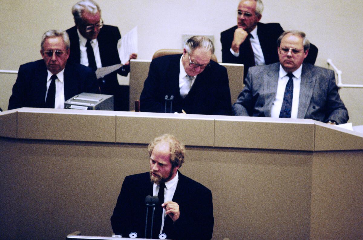 2. und 3. Lesung des Staatsvertrags über die "Schaffung einer Währungs-, Wirtschafts- undSozialunion zwischen der Bundesrepublik Deutschland und derDeutschen Demokratischen Republik" am 21.6.1990 im Wasserwerk in Bonn.; Thomas Wüppesahl, fraktionslos (ehemals Die Grünen), bei einer Rede zur Geschäftsordnung. Wüppesahl, Thomas; Westphal, Heinz; Bücker, Joseph 2. und 3. Lesung des Staatsvertrags über die "Schaffung einer Währungs-, Wirtschafts- undSozialunion zwischen der Bundesrepublik Deutschland und derDeutschen Demokratischen Republik" am 21.6.1990 im Wasserwerk in Bonn.; Thomas Wüppesahl, fraktionslos (ehemals Die Grünen), bei einer Rede zur Geschäftsordnung.