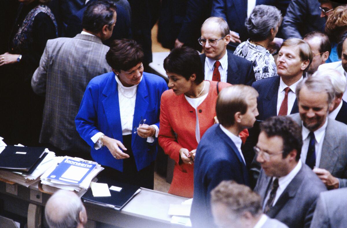 2. und 3. Lesung des Staatsvertrags über die "Schaffung einer Währungs-, Wirtschafts- undSozialunion zwischen der Bundesrepublik Deutschland und derDeutschen Demokratischen Republik" am 21.6.1990 im Wasserwerk in Bonn.; Abgeordnete bei der namentlichen Abstimmung. Börnsen, Wolfgang; Bohl, Friedrich 2. und 3. Lesung des Staatsvertrags über die "Schaffung einer Währungs-, Wirtschafts- undSozialunion zwischen der Bundesrepublik Deutschland und derDeutschen Demokratischen Republik" am 21.6.1990 im Wasserwerk in Bonn.; Abgeordnete bei der namentlichen Abstimmung.