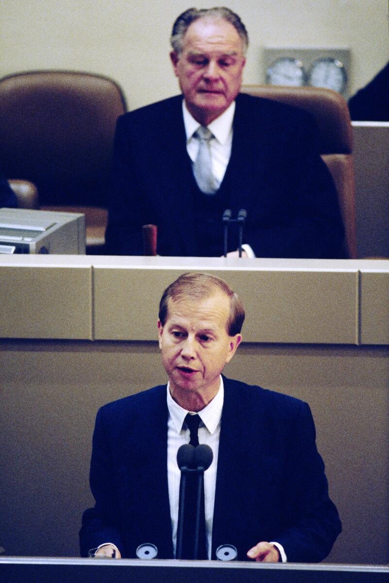 2. und 3. Lesung des Staatsvertrags am 21.6.1990 im Wasserwerk in Bonn.; Der Erste Parlamentarischer Geschäftsführer der CDU/CSU-Bundestagsfraktion Friedrich Bohl während seiner Rede. Bohl, Friedrich; Westphal, Heinz 2. und 3. Lesung des Staatsvertrags am 21.6.1990 im Wasserwerk in Bonn.; Der Erste Parlamentarischer Geschäftsführer der CDU/CSU-Bundestagsfraktion Friedrich Bohl während seiner Rede.