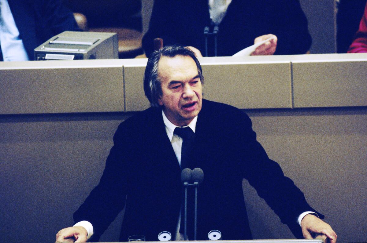 2. und 3. Lesung des Staatsvertrags über die "Schaffung einer Währungs-, Wirtschafts- undSozialunion zwischen der Bundesrepublik Deutschland und derDeutschen Demokratischen Republik" am 21.6.1990 im Wasserwerk in Bonn.; Der Abgeordnete und Fraktionssprecher der Grünen, Helmut Lippelt während seiner Rede. Lippelt, Helmut 2. und 3. Lesung des Staatsvertrags über die "Schaffung einer Währungs-, Wirtschafts- undSozialunion zwischen der Bundesrepublik Deutschland und derDeutschen Demokratischen Republik" am 21.6.1990 im Wasserwerk in Bonn.; Der Abgeordnete und Fraktionssprecher der Grünen, Helmut Lippelt während seiner Rede.