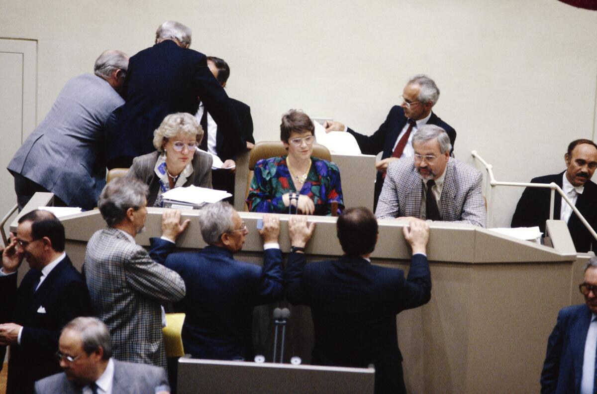 2. und 3. Lesung des Staatsvertrags über die "Schaffung einer Währungs-, Wirtschafts- undSozialunion zwischen der Bundesrepublik Deutschland und derDeutschen Demokratischen Republik" am 21.6.1990 im Wasserwerk in Bonn.; Bundestagspräsidentin Rita Süssmuth, CDU/CSU, im Gespräch mit Abgeordneten.; links: Matthias Wissmann, CDU/CSU, MdB. Süssmuth, Rita; Wissmann, Matthias 2. und 3. Lesung des Staatsvertrags über die "Schaffung einer Währungs-, Wirtschafts- undSozialunion zwischen der Bundesrepublik Deutschland und derDeutschen Demokratischen Republik" am 21.6.1990 im Wasserwerk in Bonn.; Bundestagspräsidentin Rita Süssmuth, CDU/CSU, im Gespräch mit Abgeordneten.; links: Matthias Wissmann, CDU/CSU, MdB.