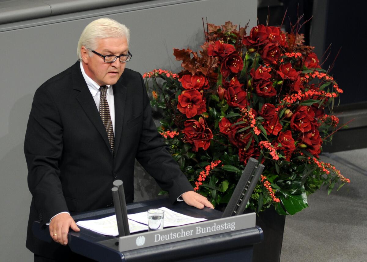 Zentrale Gedenkstunde zum Volkstrauertag im Plenarsaal des Deutschen Bundestages. Reinhard Führer, Präsident des Volksbundes Deutsche Kriegsgräberfürsorge, begrüßt die Gäste, Gunther Emmerlich, Opernsänger und Moderator, liest aus seinem Buch "Zugabe", Dr. Frank-Walter Steinmeier (hier im Bild), Ex-Außenminster, hält die Gedenkrede, Christian Wulff, Bundespräsident, das Totengedenken. Die Veranstaltung wird musikalisch von den Regensburger Domspatzen und dem Kammermusikensemble des Musikkorps der Bundeswehr sowie vom Trompeter des Zentrums für Militärmusik der Bundeswehr, Uwe Berning, begleitet. Steinmeier, Frank-Walter Zentrale Gedenkstunde zum Volkstrauertag im Plenarsaal des Deutschen Bundestages. Reinhard Führer, Präsident des Volksbundes Deutsche Kriegsgräberfürsorge, begrüßt die Gäste, Gunther Emmerlich, Opernsänger und Moderator, liest aus seinem Buch "Zugabe", Dr. Frank-Walter Steinmeier (hier im Bild), Ex-Außenminster, hält die Gedenkrede, Christian Wulff, Bundespräsident, das Totengedenken. Die Veranstaltung wird musikalisch von den Regensburger Domspatzen und dem Kammermusikensemble des Musikkorps der Bundeswehr sowie vom Trompeter des Zentrums für Militärmusik der Bundeswehr, Uwe Berning, begleitet.