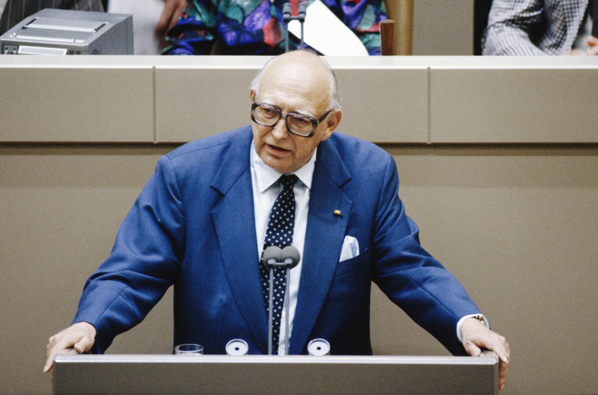 2. und 3. Lesung des Staatsvertrags über die "Schaffung einer Währungs-, Wirtschafts- undSozialunion zwischen der Bundesrepublik Deutschland und derDeutschen Demokratischen Republik" am 21.6.1990 im Wasserwerk in Bonn.; Der Vorsitzender der FDP-Bundestagsfraktion Wolfgang Mischnick während seiner Rede. Mischnick, Wolfgang 2. und 3. Lesung des Staatsvertrags über die "Schaffung einer Währungs-, Wirtschafts- undSozialunion zwischen der Bundesrepublik Deutschland und derDeutschen Demokratischen Republik" am 21.6.1990 im Wasserwerk in Bonn.; Der Vorsitzender der FDP-Bundestagsfraktion Wolfgang Mischnick während seiner Rede.