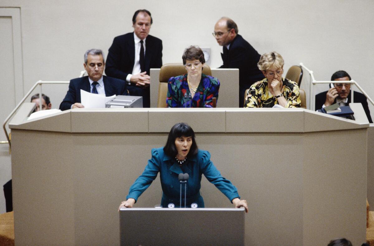 Süssmuth, Rita; Besch, Johann Christoph; Matthäus-Maier, Ingrid 2. und 3. Lesung des Staatsvertrags am über die "Schaffung einer Währungs-, Wirtschafts- undSozialunion zwischen der Bundesrepublik Deutschland und derDeutschen Demokratischen Republik" am 21.6.1990 im Wasserwerk in Bonn.; Die stellvertretende Vorsitzende der SPD-Fraktion Ingrid Matthäus-Maier während Ihrer Rede zum 2. ERP-Nachtragsplangesetz 1990.; Vorsitz: Bundestagspräsidentin Rita Süssmuth.; Hinten links sitzt der Leiter der Abteilung Z im Deutschen Bundestag und ehemalige CDU-Abgeordnete Johann Christoph Besch.