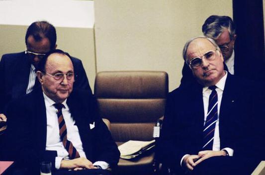 Kohl, Helmut; Genscher, Hans-Dietrich Liegenschaften in Bonn, Plenargebäude