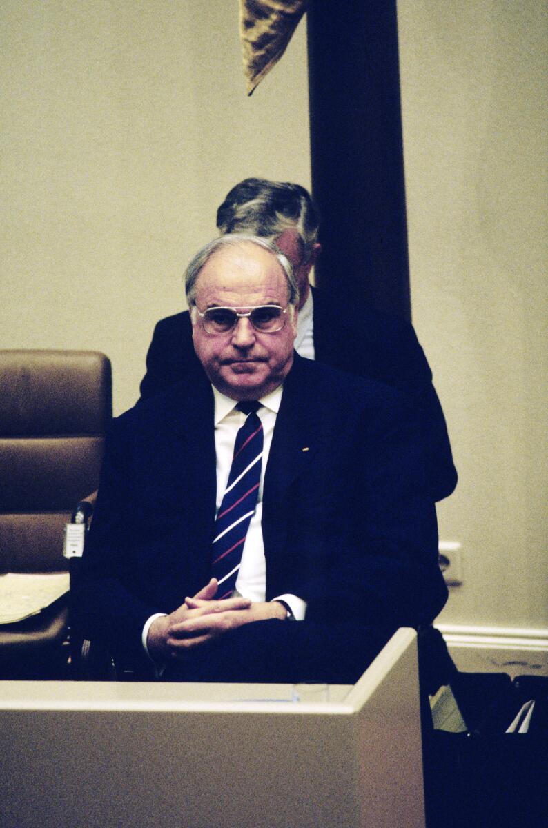 2. und 3. Lesung des Staatsvertrags über die "Schaffung einer Währungs-, Wirtschafts- undSozialunion zwischen der Bundesrepublik Deutschland und derDeutschen Demokratischen Republik" am 21.6.1990 im Wasserwerk in Bonn.; Bundeskanzler Helmut Kohl, CDU, während der Sitzung. Kohl, Helmut 2. und 3. Lesung des Staatsvertrags über die "Schaffung einer Währungs-, Wirtschafts- undSozialunion zwischen der Bundesrepublik Deutschland und derDeutschen Demokratischen Republik" am 21.6.1990 im Wasserwerk in Bonn.; Bundeskanzler Helmut Kohl, CDU, während der Sitzung.