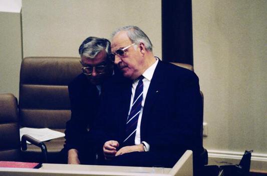 Kohl, Helmut; Seiters, Rudolf Liegenschaften in Bonn, Plenargebäude