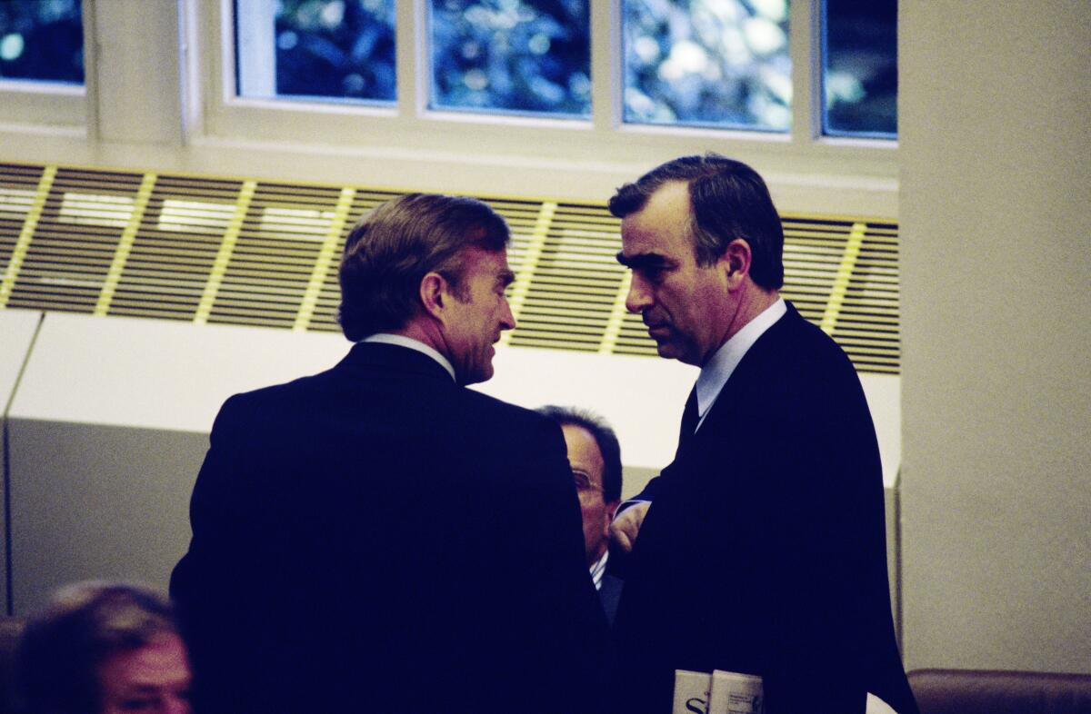 2. und 3. Lesung des Staatsvertrags über die "Schaffung einer Währungs-, Wirtschafts- undSozialunion zwischen der Bundesrepublik Deutschland und derDeutschen Demokratischen Republik" am 21.6.1990 im Wasserwerk in Bonn.; Bundesfinanzminister Theo Waigel, CSU im Gespräch. Waigel, Theo 2. und 3. Lesung des Staatsvertrags über die "Schaffung einer Währungs-, Wirtschafts- undSozialunion zwischen der Bundesrepublik Deutschland und derDeutschen Demokratischen Republik" am 21.6.1990 im Wasserwerk in Bonn.; Bundesfinanzminister Theo Waigel, CSU im Gespräch.
