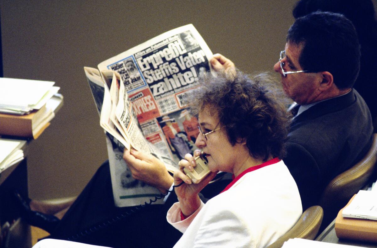 2. und 3. Lesung des Staatsvertrags am 21.6.1990 im Wasserwerk in Bonn.; Die Abgeordnete Herta Däubler-Gmelin, SPD telefoniert während der Sitzung Däubler-Gmelin, Herta 2. und 3. Lesung des Staatsvertrags am 21.6.1990 im Wasserwerk in Bonn.; Die Abgeordnete Herta Däubler-Gmelin, SPD telefoniert während der Sitzung