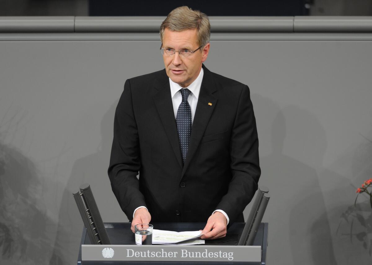 Wulff, Christian Zentrale Gedenkstunde zum Volkstrauertag im Plenarsaal des Deutschen Bundestages. Reinhard Führer, Präsident des Volksbundes Deutsche Kriegsgräberfürsorge, begrüßt die Gäste, Gunther Emmerlich, Opernsänger und Moderator, liest aus seinem Buch "Zugabe", Dr. Frank-Walter Steinmeier, Ex-Außenminster, hält die Gedenkrede, Christian Wulff (hier im Bild),  Bundespräsident, das Totengedenken. Die Veranstaltung wird musikalisch von den Regensburger Domspatzen und dem Kammermusikensemble des Musikkorps der Bundeswehr sowie vom Trompeter des Zentrums für Militärmusik der Bundeswehr, Uwe Berning, begleitet.