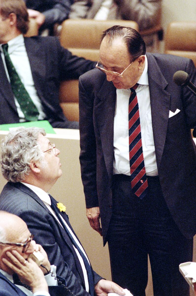 2. und 3. Lesung des Staatsvertrags über die "Schaffung einer Währungs-, Wirtschafts- undSozialunion zwischen der Bundesrepublik Deutschland und derDeutschen Demokratischen Republik" am 21.6.1990 im Wasserwerk in Bonn.; Der Bundesminister des Auswärtigen und stellvertretende Bundeskanzler Hans-Dietrich Genscher, FDP, im Gespräch mit Torsten Wolfgramm, FDP, MdB.; Im Vordergrund Wolfgang Mischnick, FDP, MdB. Genscher, Hans-Dietrich; Mischnick, Wolfgang; Wolfgramm, Torsten 2. und 3. Lesung des Staatsvertrags über die "Schaffung einer Währungs-, Wirtschafts- undSozialunion zwischen der Bundesrepublik Deutschland und derDeutschen Demokratischen Republik" am 21.6.1990 im Wasserwerk in Bonn.; Der Bundesminister des Auswärtigen und stellvertretende Bundeskanzler Hans-Dietrich Genscher, FDP, im Gespräch mit Torsten Wolfgramm, FDP, MdB.; Im Vordergrund Wolfgang Mischnick, FDP, MdB.
