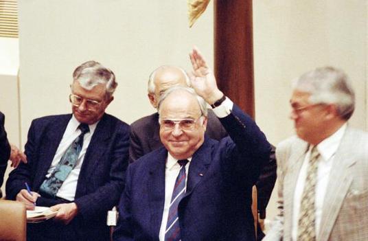 Kohl, Helmut; Seiters, Rudolf Liegenschaften in Bonn, Plenargebäude