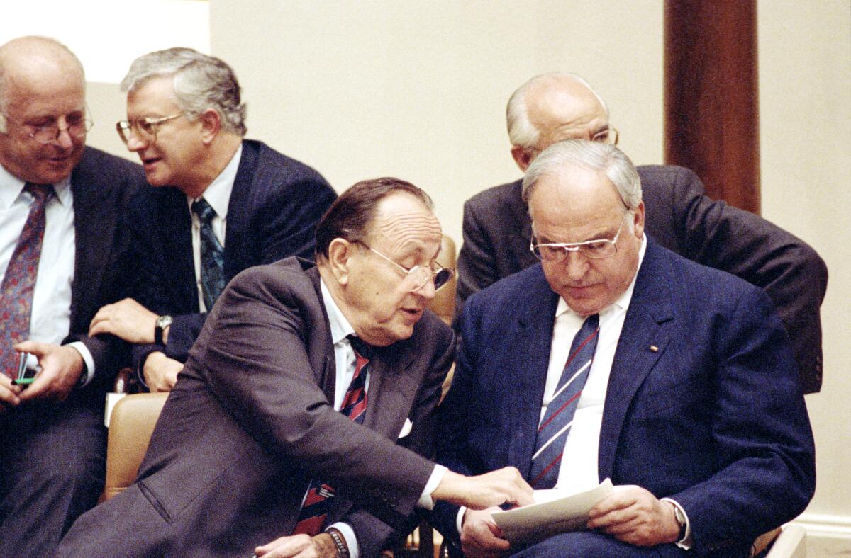 2. und 3. Lesung des Staatsvertrags über die "Schaffung einer Währungs-, Wirtschafts- undSozialunion zwischen der Bundesrepublik Deutschland und derDeutschen Demokratischen Republik" am 21.6.1990 im Wasserwerk in Bonn.; Der Bundesminister des Auswärtigen Hans-Dietrich Genscher, FDP im Gespräch mit Bundeskanzler Helmut Kohl, CDU. Kohl, Helmut; Seiters, Rudolf; Genscher, Hans-Dietrich; Blüm, Norbert 2. und 3. Lesung des Staatsvertrags über die "Schaffung einer Währungs-, Wirtschafts- undSozialunion zwischen der Bundesrepublik Deutschland und derDeutschen Demokratischen Republik" am 21.6.1990 im Wasserwerk in Bonn.; Der Bundesminister des Auswärtigen Hans-Dietrich Genscher, FDP im Gespräch mit Bundeskanzler Helmut Kohl, CDU.