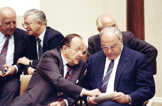 Kohl, Helmut; Seiters, Rudolf; Genscher, Hans-Dietrich; Blüm, Norbert Liegenschaften in Bonn, Plenargebäude
