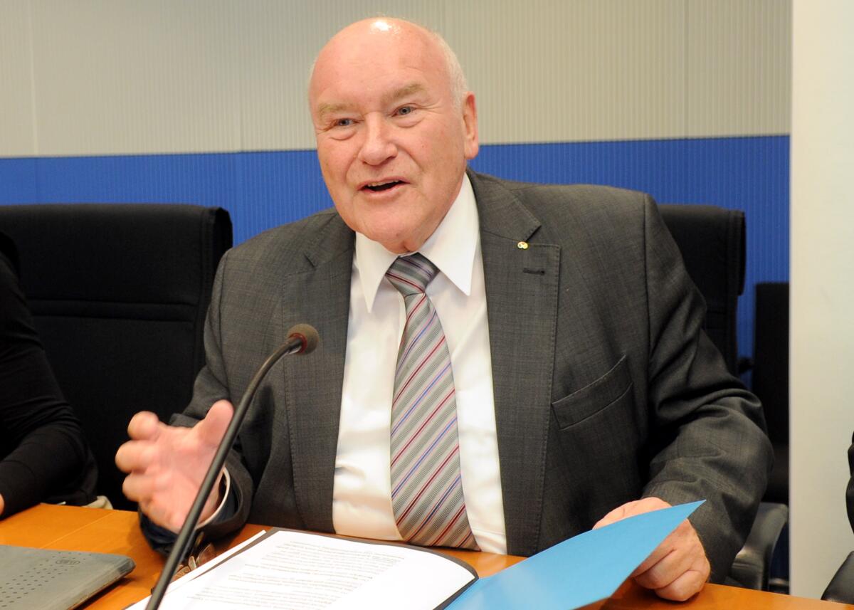 Ernst Hinsken, CDU/CSU, Vorsitzender des Wirtschaftsausschusses des Deutschen Bundestages, eröffnet die Videokonferenz mit dem Europaparlament. Hinsken, Ernst Ernst Hinsken, CDU/CSU, Vorsitzender des Wirtschaftsausschusses des Deutschen Bundestages, eröffnet die Videokonferenz mit dem Europaparlament.
