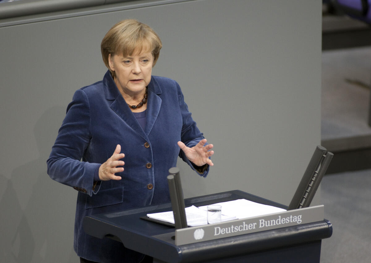 Angela Merkel, CDU, Bundeskanzlerin und CDU Vorsitzende, gibt vor dem Deutschen Bundestag eine Regierungserklaerung ab. Merkel, Angela Angela Merkel, CDU, Bundeskanzlerin und CDU Vorsitzende, gibt vor dem Deutschen Bundestag eine Regierungserklaerung ab.
