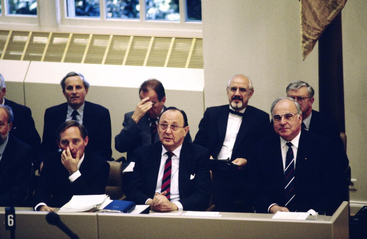 2. und 3. Lesung des Staatsvertrags über die "Schaffung einer Währungs-, Wirtschafts- undSozialunion zwischen der Bundesrepublik Deutschland und derDeutschen Demokratischen Republik" am 21.6.1990 im Wasserwerk in Bonn.; 1. Reihe v.l.n.r.: Bundesminister des Innern Wolfgang Schäuble, CDU, Bundesminister des Auswärtigen Hans-Dietrich Genscher, FDP und Bundeskanzler Helmut Kohl, CDU der während der Sitzung. Kohl, Helmut; Genscher, Hans-Dietrich; Klein, Hans; Schäuble, Wolfgang 2. und 3. Lesung des Staatsvertrags über die "Schaffung einer Währungs-, Wirtschafts- undSozialunion zwischen der Bundesrepublik Deutschland und derDeutschen Demokratischen Republik" am 21.6.1990 im Wasserwerk in Bonn.; 1. Reihe v.l.n.r.: Bundesminister des Innern Wolfgang Schäuble, CDU, Bundesminister des Auswärtigen Hans-Dietrich Genscher, FDP und Bundeskanzler Helmut Kohl, CDU der während der Sitzung.