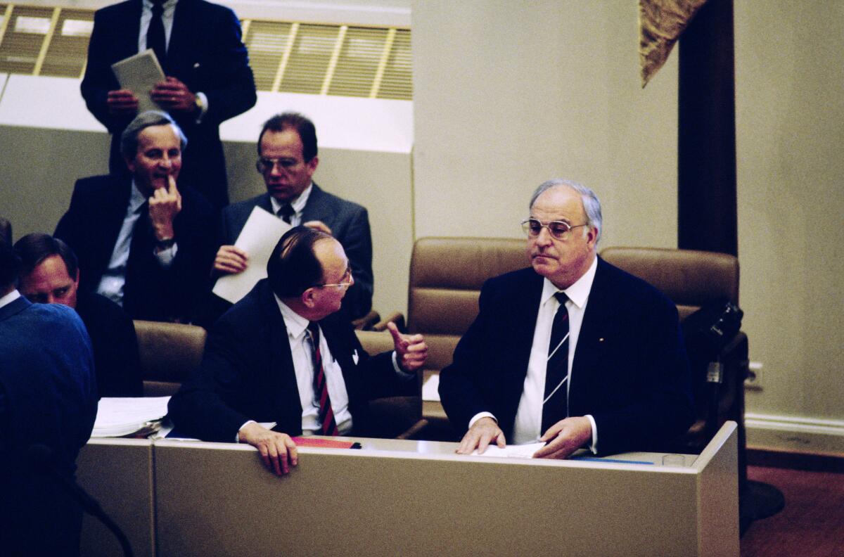 2. und 3. Lesung des Staatsvertrags über die "Schaffung einer Währungs-, Wirtschafts- undSozialunion zwischen der Bundesrepublik Deutschland und derDeutschen Demokratischen Republik" am 21.6.1990 im Wasserwerk in Bonn.; Bundeskanzler Helmut Kohl, CDU und Bundesminister des Auswärtigen Hans-Dietrich Genscher, FDP, im Gespräch während der Sitzung. Kohl, Helmut; Genscher, Hans-Dietrich 2. und 3. Lesung des Staatsvertrags über die "Schaffung einer Währungs-, Wirtschafts- undSozialunion zwischen der Bundesrepublik Deutschland und derDeutschen Demokratischen Republik" am 21.6.1990 im Wasserwerk in Bonn.; Bundeskanzler Helmut Kohl, CDU und Bundesminister des Auswärtigen Hans-Dietrich Genscher, FDP, im Gespräch während der Sitzung.