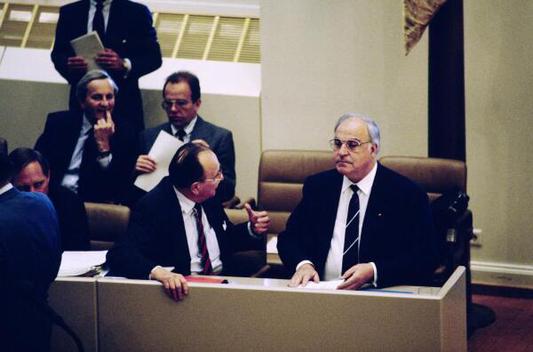 Kohl, Helmut; Genscher, Hans-Dietrich Liegenschaften in Bonn, Plenargebäude
