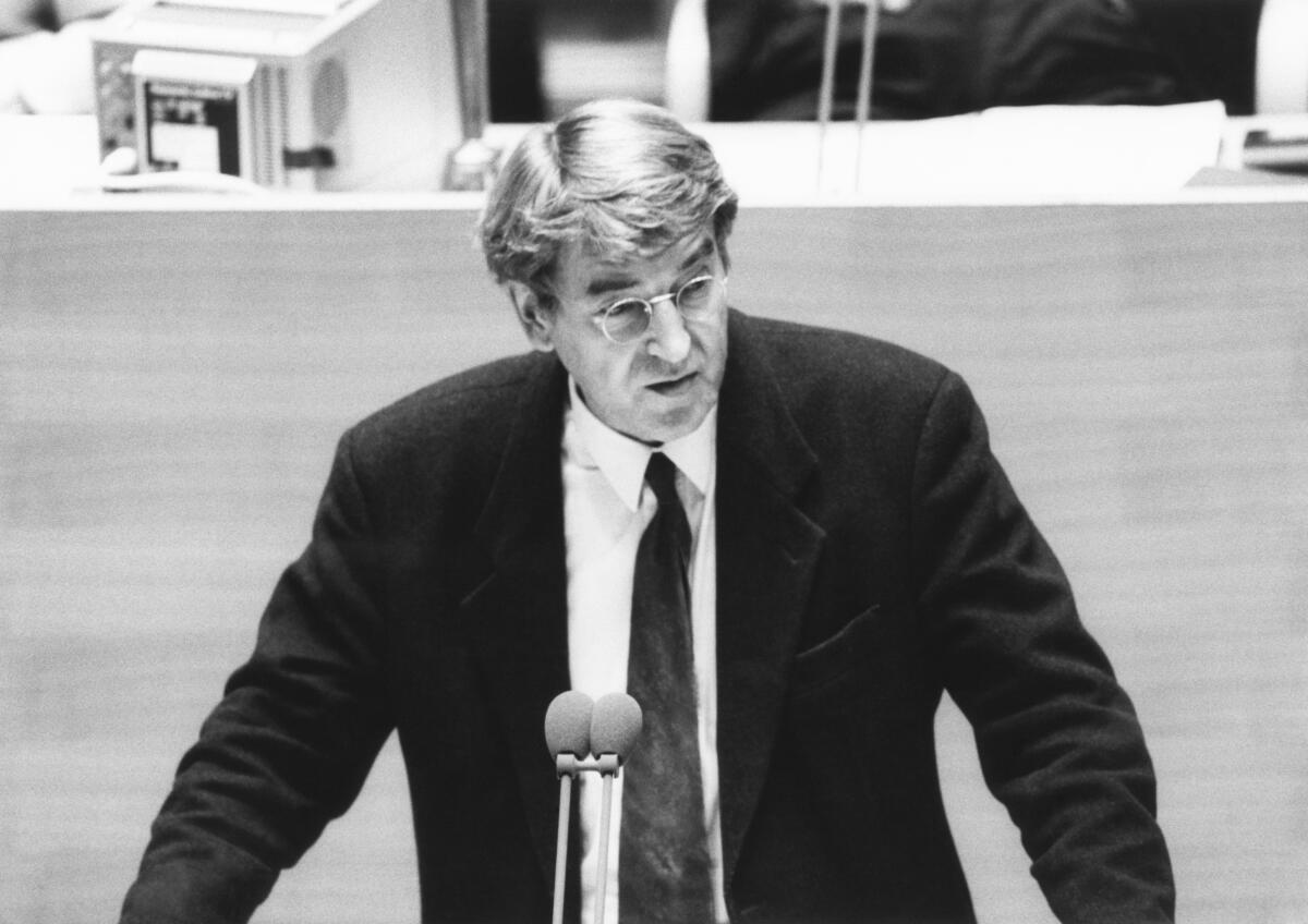 Gansel, Norbert Norbert Gansel, SPD, MdB, hält eine Rede im Deutschen Bundestag.; Bundestagsabgeordneter, Abgeordneter, Rednerpult