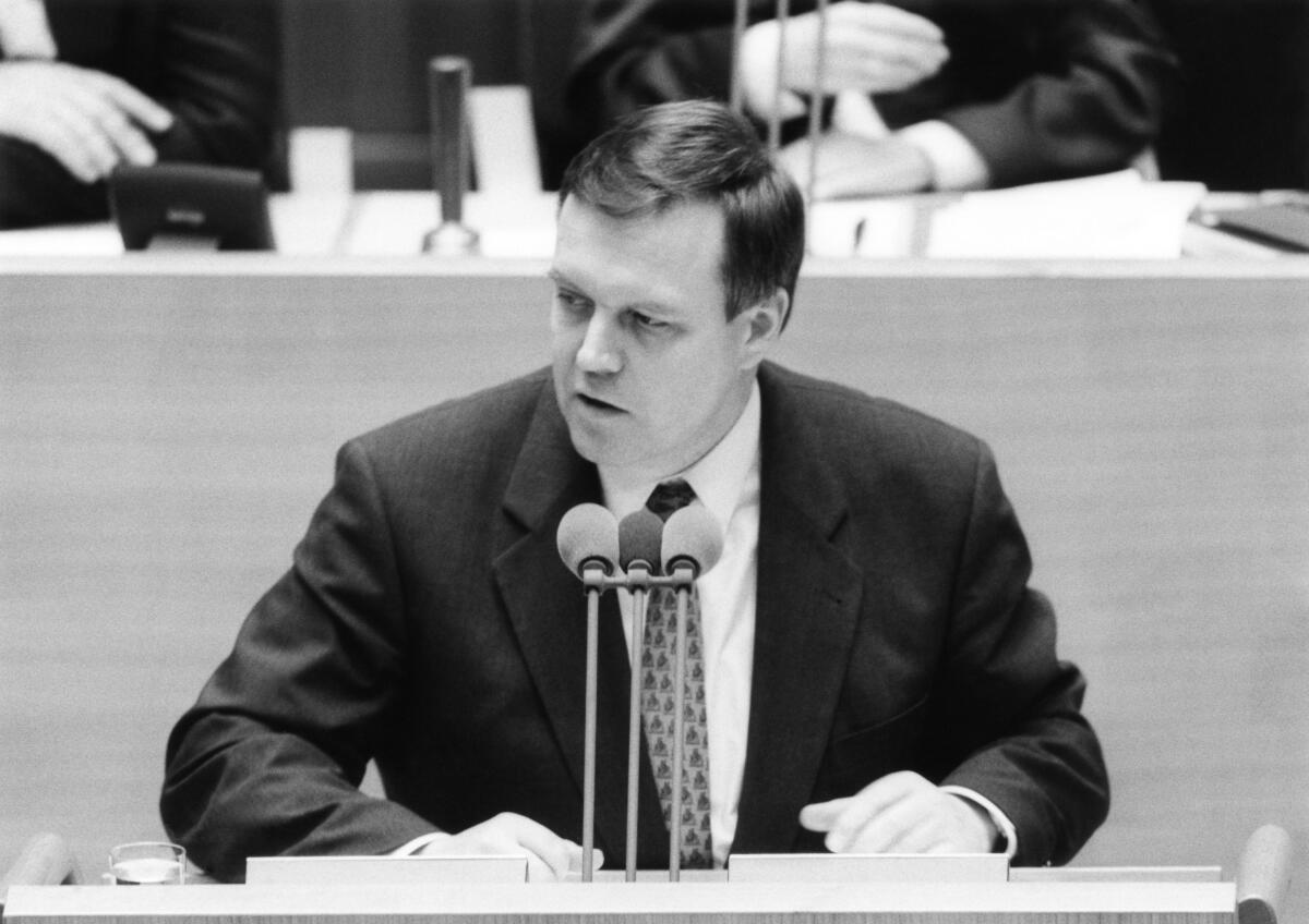 Volker Rühe, CDU/CSU, MdB, hält eine Rede im Deutschen Bundestag.; Bundestagsabgeordneter, Abgeordneter, Rednerpult Rühe, Volker Volker Rühe, CDU/CSU, MdB, hält eine Rede im Deutschen Bundestag.; Bundestagsabgeordneter, Abgeordneter, Rednerpult