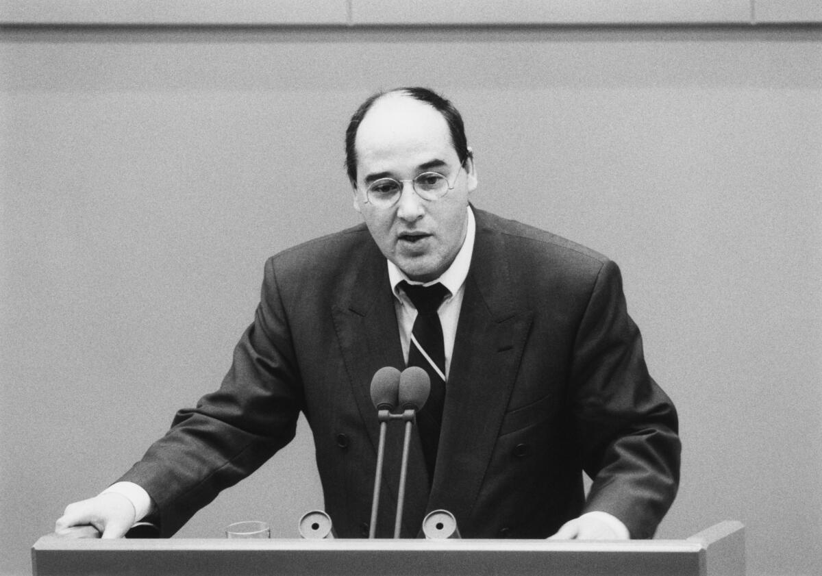 Dr. Gregor Gysi, PDS, MdB, hält eine Rede im Deutschen Bundestag.; Bundestagsabgeordneter, Abgeordneter, Rednerpult Gysi, Gregor Dr. Gregor Gysi, PDS, MdB, hält eine Rede im Deutschen Bundestag.; Bundestagsabgeordneter, Abgeordneter, Rednerpult