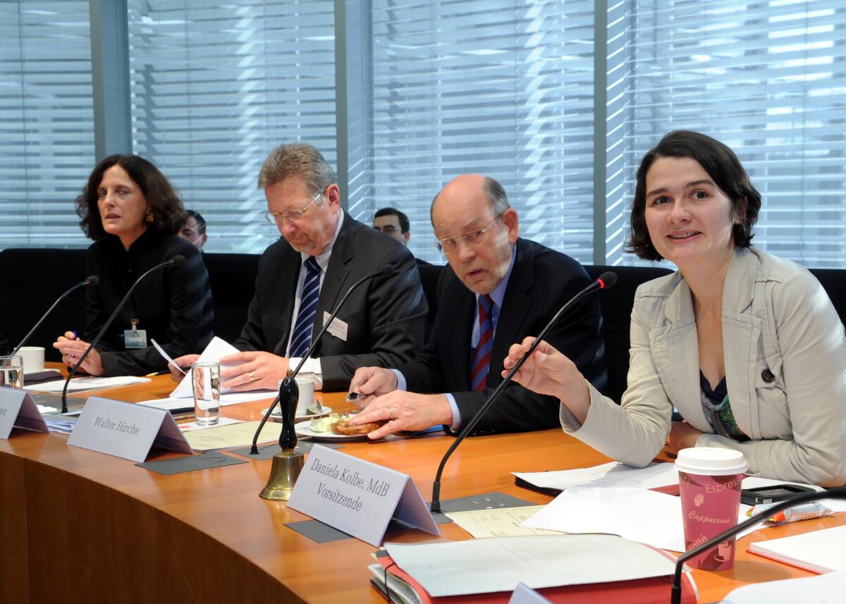 Die Enquete-Kommission Wachstum, Wohlstand , Lebensqualität, hat mit Beteiligung von drei Sachverständigen, Walter Hirche von der UNESCO-Kommission, (2.v.re), Heino von Meyer von der OECD, (2.v.li), und Prof. Dr. Heike Solga von der WZB, (li), eine Ausschusssitzung, die von der Vorsitzenden Daniela Kolbe, (re), SPD, geleitet wird. Kolbe, Daniela; Solga, Heike; Hirche, Walter; Meyer, Heino von Die Enquete-Kommission Wachstum, Wohlstand , Lebensqualität, hat mit Beteiligung von drei Sachverständigen, Walter Hirche von der UNESCO-Kommission, (2.v.re), Heino von Meyer von der OECD, (2.v.li), und Prof. Dr. Heike Solga von der WZB, (li), eine Ausschusssitzung, die von der Vorsitzenden Daniela Kolbe, (re), SPD, geleitet wird.