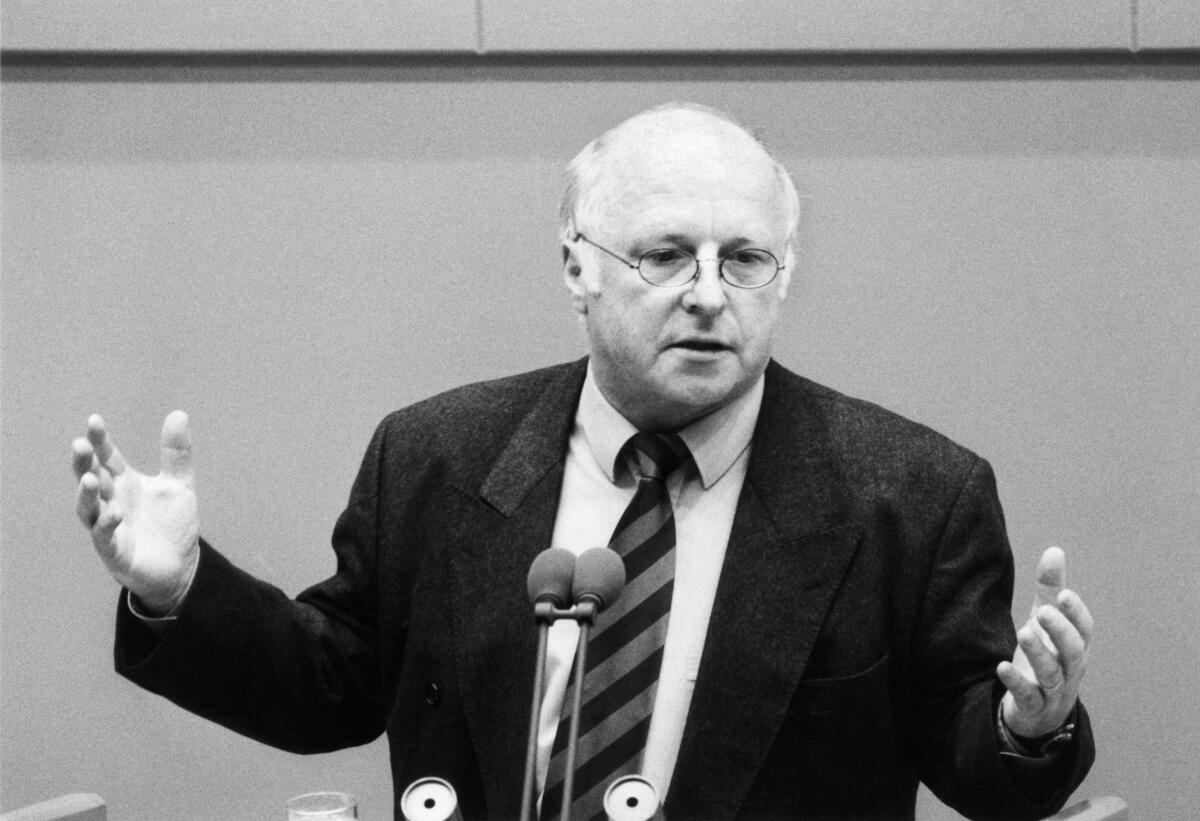 Dr. Norbert Blüm, CDU/CSU, MdB, hält eine Rede im Deutschen Bundestag.; Bundestagsabgeordneter, Abgeordneter, Rednerpult Blüm, Norbert Dr. Norbert Blüm, CDU/CSU, MdB, hält eine Rede im Deutschen Bundestag.; Bundestagsabgeordneter, Abgeordneter, Rednerpult