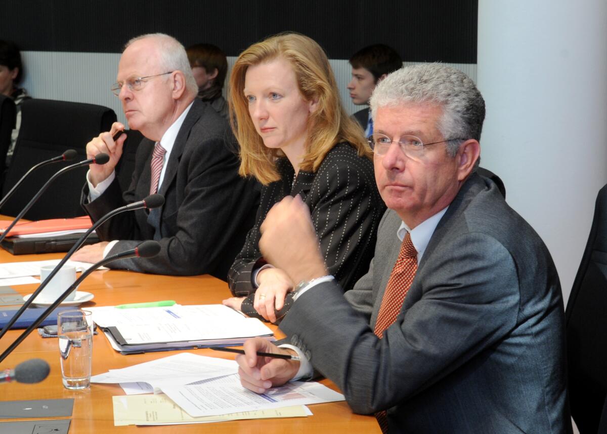 Die Enquete-Kommission Wachstum, Wohlstand , Lebensqualität, hat mit Beteiligung von drei Sachverständigen, Walter Hirche von der UNESCO-Kommission, Heino von Meyer von der OECD, und Prof. Dr. Heike Solga von der WZB, eine Ausschusssitzung, die von der Vorsitzenden Daniela Kolbe, SPD, geleitet wird. Mitglieder der Kommission.; Übersicht. Die Enquete-Kommission Wachstum, Wohlstand , Lebensqualität, hat mit Beteiligung von drei Sachverständigen, Walter Hirche von der UNESCO-Kommission, Heino von Meyer von der OECD, und Prof. Dr. Heike Solga von der WZB, eine Ausschusssitzung, die von der Vorsitzenden Daniela Kolbe, SPD, geleitet wird. Mitglieder der Kommission.; Übersicht.