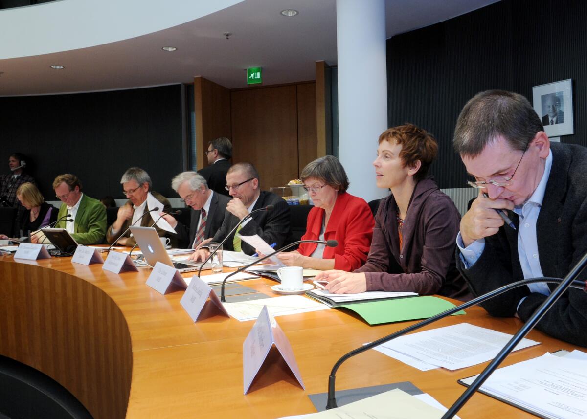 Die Enquete-Kommission Wachstum, Wohlstand , Lebensqualität, hat mit Beteiligung von drei Sachverständigen, Walter Hirche von der UNESCO-Kommission, Heino von Meyer von der OECD, und Prof. Dr. Heike Solga von der WZB, eine Ausschusssitzung, die von der Vorsitzenden Daniela Kolbe, SPD, geleitet wird. Mitglieder der Kommission.; Übersicht. Die Enquete-Kommission Wachstum, Wohlstand , Lebensqualität, hat mit Beteiligung von drei Sachverständigen, Walter Hirche von der UNESCO-Kommission, Heino von Meyer von der OECD, und Prof. Dr. Heike Solga von der WZB, eine Ausschusssitzung, die von der Vorsitzenden Daniela Kolbe, SPD, geleitet wird. Mitglieder der Kommission.; Übersicht.