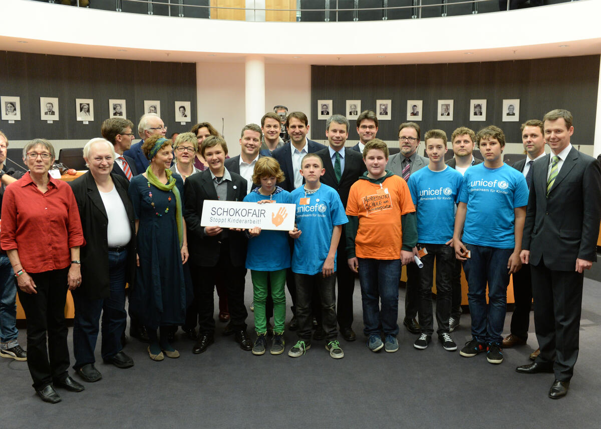Der Parlamentarische Beirat für nachhaltige Entwicklung hat unter der Leitung seines Vorsitzenden Andreas Jung, (11.v.re), CDU/CSU, eine Sitzung mit Beteiligung von Kindern vom KiKA-Kinder-Nachhatigkeitstag u. a. zum Thema Schokofair.; Gruppenfoto. Jung, Andreas Der Parlamentarische Beirat für nachhaltige Entwicklung hat unter der Leitung seines Vorsitzenden Andreas Jung, (11.v.re), CDU/CSU, eine Sitzung mit Beteiligung von Kindern vom KiKA-Kinder-Nachhatigkeitstag u. a. zum Thema Schokofair.; Gruppenfoto.