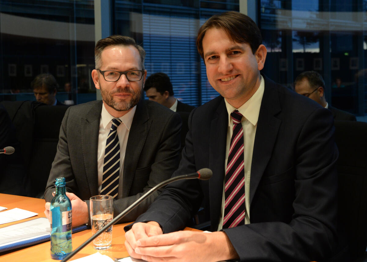 Andreas Jung, (re), CDU/CSU, Vorsitzender des Parlamentarischen Beirats für nachhaltige Entwicklung, leitet eine Sitzung, an der Staatsminister Michael Roth, (li), SPD, teil nimmt. Jung, Andreas; Roth, Michael Andreas Jung, (re), CDU/CSU, Vorsitzender des Parlamentarischen Beirats für nachhaltige Entwicklung, leitet eine Sitzung, an der Staatsminister Michael Roth, (li), SPD, teil nimmt.