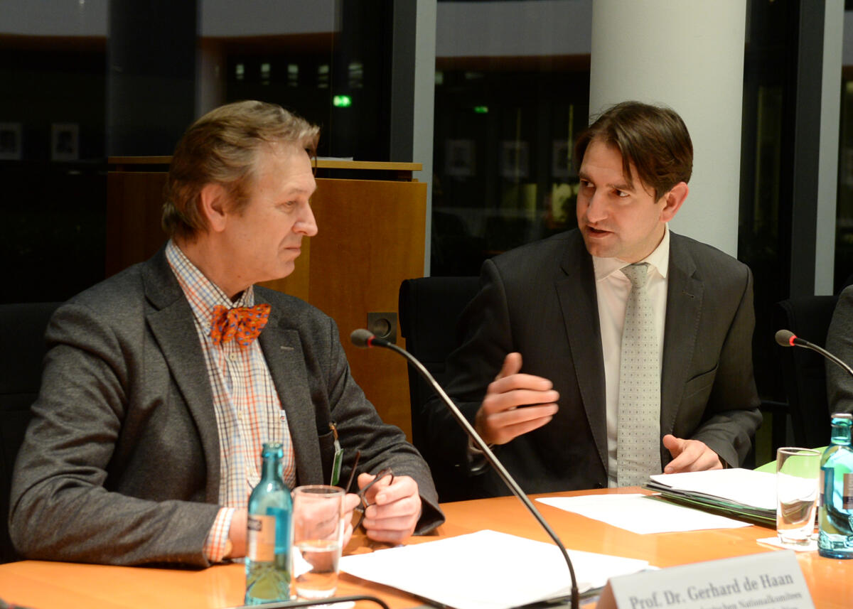 Der Parlamentarische Beirat für nachhaltige Entwicklung hat unter der Leitung seines Vorsitzenden Andreas Jung, (re), CDU)CSU, und mit Beteiligung des Sachverständigen Prof. Dr. Gerhard de Haan, (li), Vorsitzender des deutschen Nationalkomitees der UN-Dekade "Bildung für nachhaltige Entwicklung", ein nichtöffentliches Expertengespräch. Jung, Andreas; de Haan, Gerhard Der Parlamentarische Beirat für nachhaltige Entwicklung hat unter der Leitung seines Vorsitzenden Andreas Jung, (re), CDU)CSU, und mit Beteiligung des Sachverständigen Prof. Dr. Gerhard de Haan, (li), Vorsitzender des deutschen Nationalkomitees der UN-Dekade "Bildung für nachhaltige Entwicklung", ein nichtöffentliches Expertengespräch.