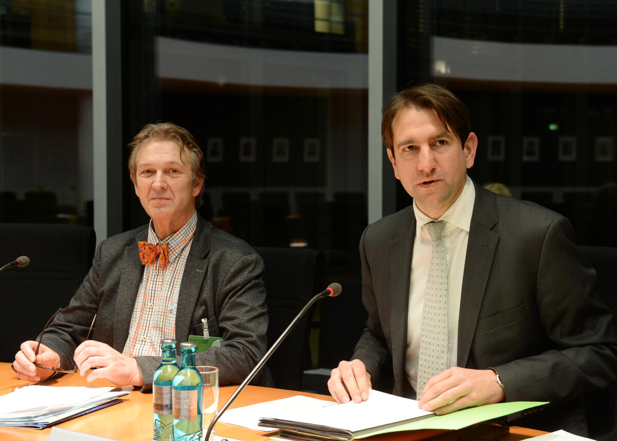 Der Parlamentarische Beirat für nachhaltige Entwicklung hat unter der Leitung seines Vorsitzenden Andreas Jung, (re), CDU)CSU, und mit Beteiligung des Sachverständigen Prof. Dr. Gerhard de Haan, (li), Vorsitzender des deutschen Nationalkomitees der UN-Dekade "Bildung für nachhaltige Entwicklung", ein nichtöffentliches Expertengespräch. Jung, Andreas; de Haan, Gerhard Der Parlamentarische Beirat für nachhaltige Entwicklung hat unter der Leitung seines Vorsitzenden Andreas Jung, (re), CDU)CSU, und mit Beteiligung des Sachverständigen Prof. Dr. Gerhard de Haan, (li), Vorsitzender des deutschen Nationalkomitees der UN-Dekade "Bildung für nachhaltige Entwicklung", ein nichtöffentliches Expertengespräch.
