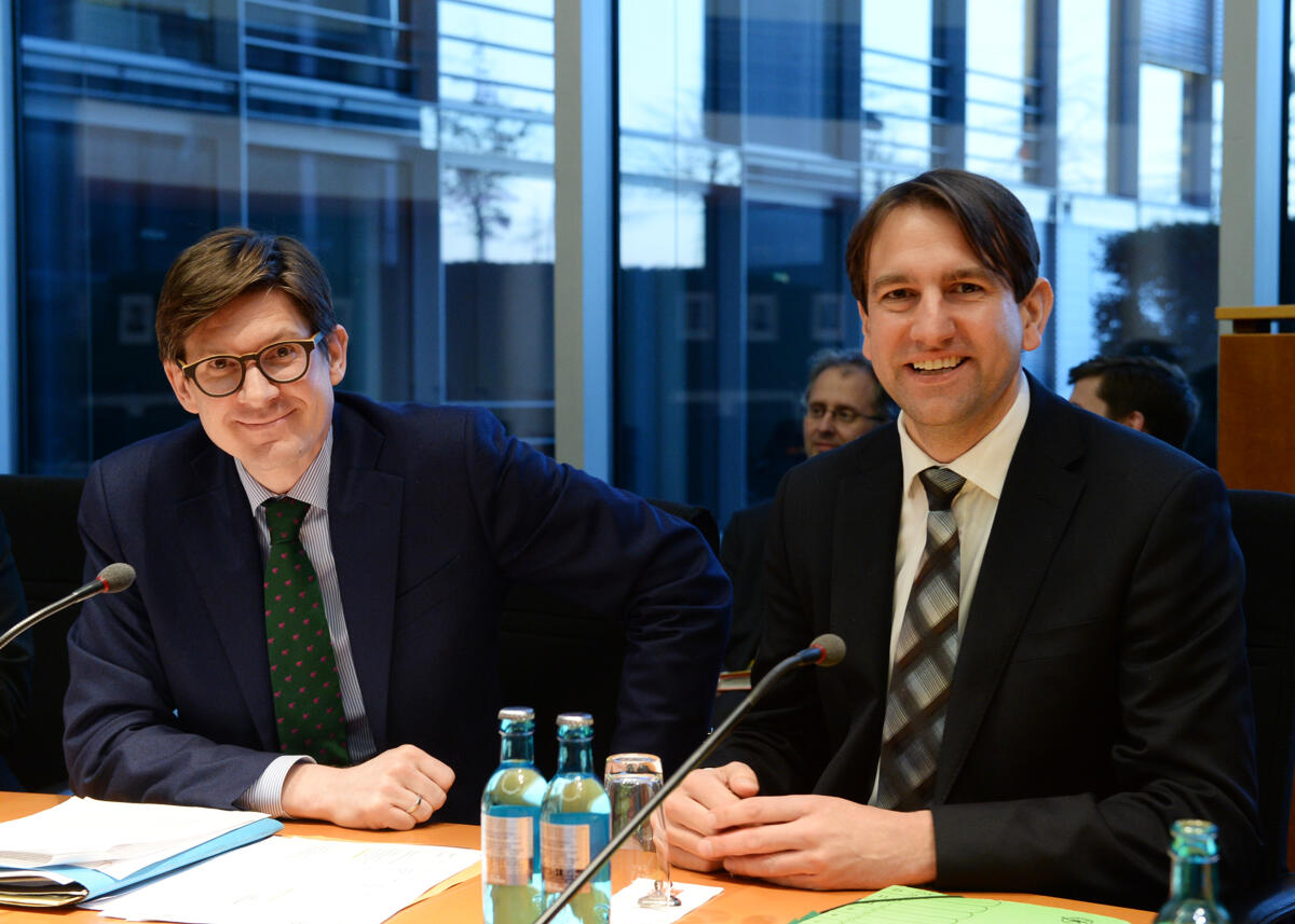 Der Parlamentarische Beirat für nachhaltige Entwicklung hat unter der Leitung seines Vorsitzenden Andreas Jung (re) eine Ausschusssitzung, an der der Parlamentarische Staatssekretär Dr. Ole Schröder, (li), CDU/CSU, als Gast teil nimmt. Jung, Andreas; Schröder, Ole Der Parlamentarische Beirat für nachhaltige Entwicklung hat unter der Leitung seines Vorsitzenden Andreas Jung (re) eine Ausschusssitzung, an der der Parlamentarische Staatssekretär Dr. Ole Schröder, (li), CDU/CSU, als Gast teil nimmt.