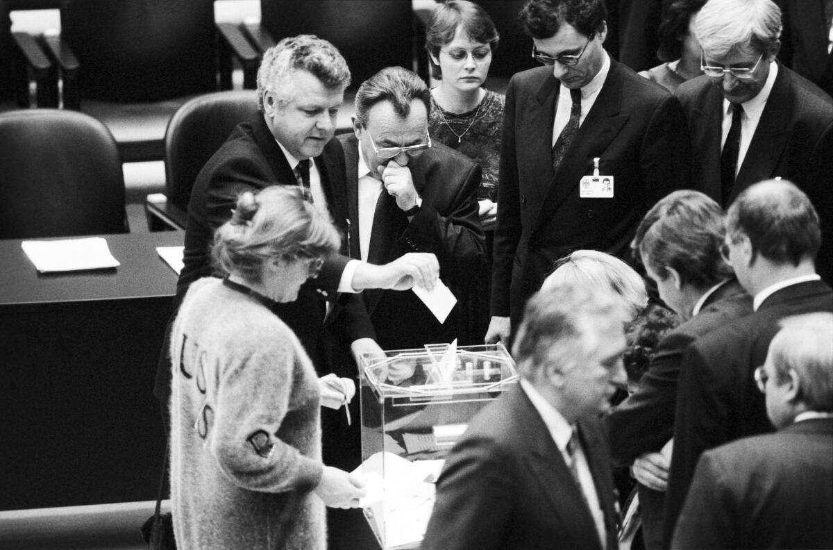 Maaß, Erich Konstituierende Sitzung des 12. Deutschen Bundestages.; Abgeordnete bei der namentlichen Abstimmung zur Wahl des Bundestagspräsidiums.; Erich Maaß, CDU/CSU, MdB wirft seine Stimmkarte in die Urne.