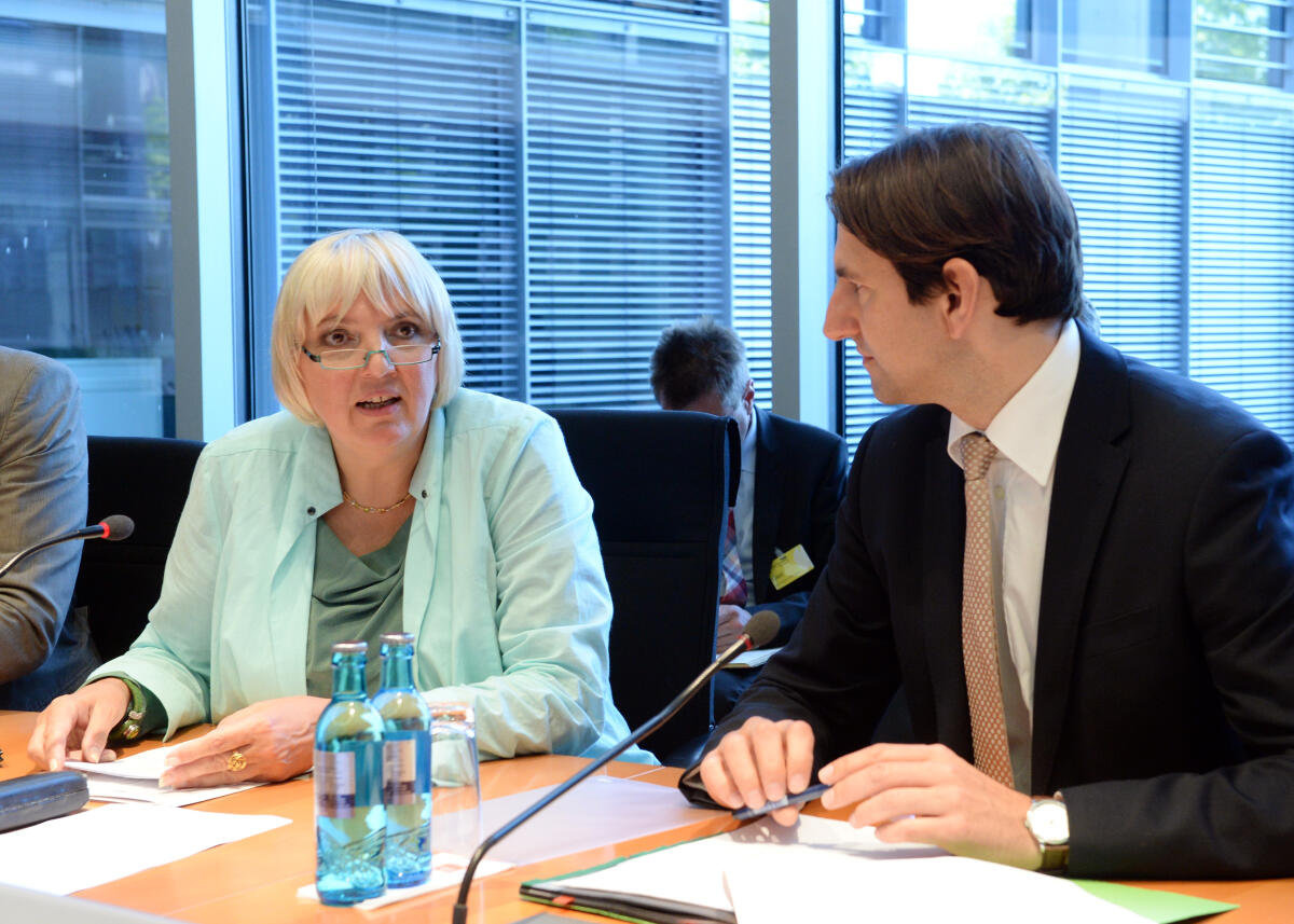 Der Parlamentarische Beirat für nachhaltige Entwicklung hat unter dem Vorsitz seines Vorsitzenden Andreas Jung, CDU/CSU, eine Ausschusssitzung, an der als Gast Bundestagsvizepräsidentin Claudia Roth, Bündnis 90/Die Grünen, teil nimmt. Roth, Claudia; Jung, Andreas Der Parlamentarische Beirat für nachhaltige Entwicklung hat unter dem Vorsitz seines Vorsitzenden Andreas Jung, CDU/CSU, eine Ausschusssitzung, an der als Gast Bundestagsvizepräsidentin Claudia Roth, Bündnis 90/Die Grünen, teil nimmt.