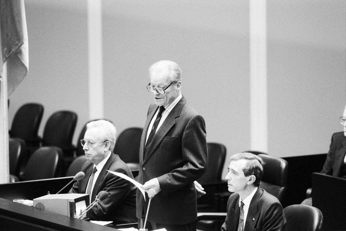 Konstituierende Sitzung des 12. Deutschen Bundestages. Rede des Alterspräsidenten Willy Brandt, SPD, MdB, zur Eröffnung der Sitzung. Schriftführer (v.l.n.r.): Franz Heinrich Krey, CDU/CSU, MdB und Uwe Lambinus, SPD, MdB.; Rede, Eröffnung, Ansprache Brandt, Willy; Lambinus, Uwe; Krey, Franz Heinrich Konstituierende Sitzung des 12. Deutschen Bundestages. Rede des Alterspräsidenten Willy Brandt, SPD, MdB, zur Eröffnung der Sitzung. Schriftführer (v.l.n.r.): Franz Heinrich Krey, CDU/CSU, MdB und Uwe Lambinus, SPD, MdB.; Rede, Eröffnung, Ansprache