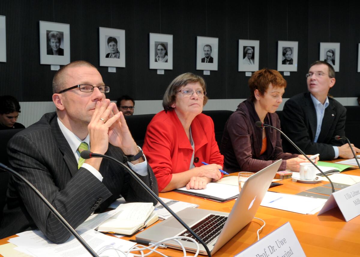 Die Enquete-Kommission Wachstum, Wohlstand , Lebensqualität, hat mit Beteiligung von drei Sachverständigen, Walter Hirche von der UNESCO-Kommission, Heino von Meyer von der OECD, und Prof. Dr. Heike Solga von der WZB, eine Ausschusssitzung, die von der Vorsitzenden Daniela Kolbe, SPD, geleitet wird. Mitglieder der Kommission.; Übersicht. Die Enquete-Kommission Wachstum, Wohlstand , Lebensqualität, hat mit Beteiligung von drei Sachverständigen, Walter Hirche von der UNESCO-Kommission, Heino von Meyer von der OECD, und Prof. Dr. Heike Solga von der WZB, eine Ausschusssitzung, die von der Vorsitzenden Daniela Kolbe, SPD, geleitet wird. Mitglieder der Kommission.; Übersicht.