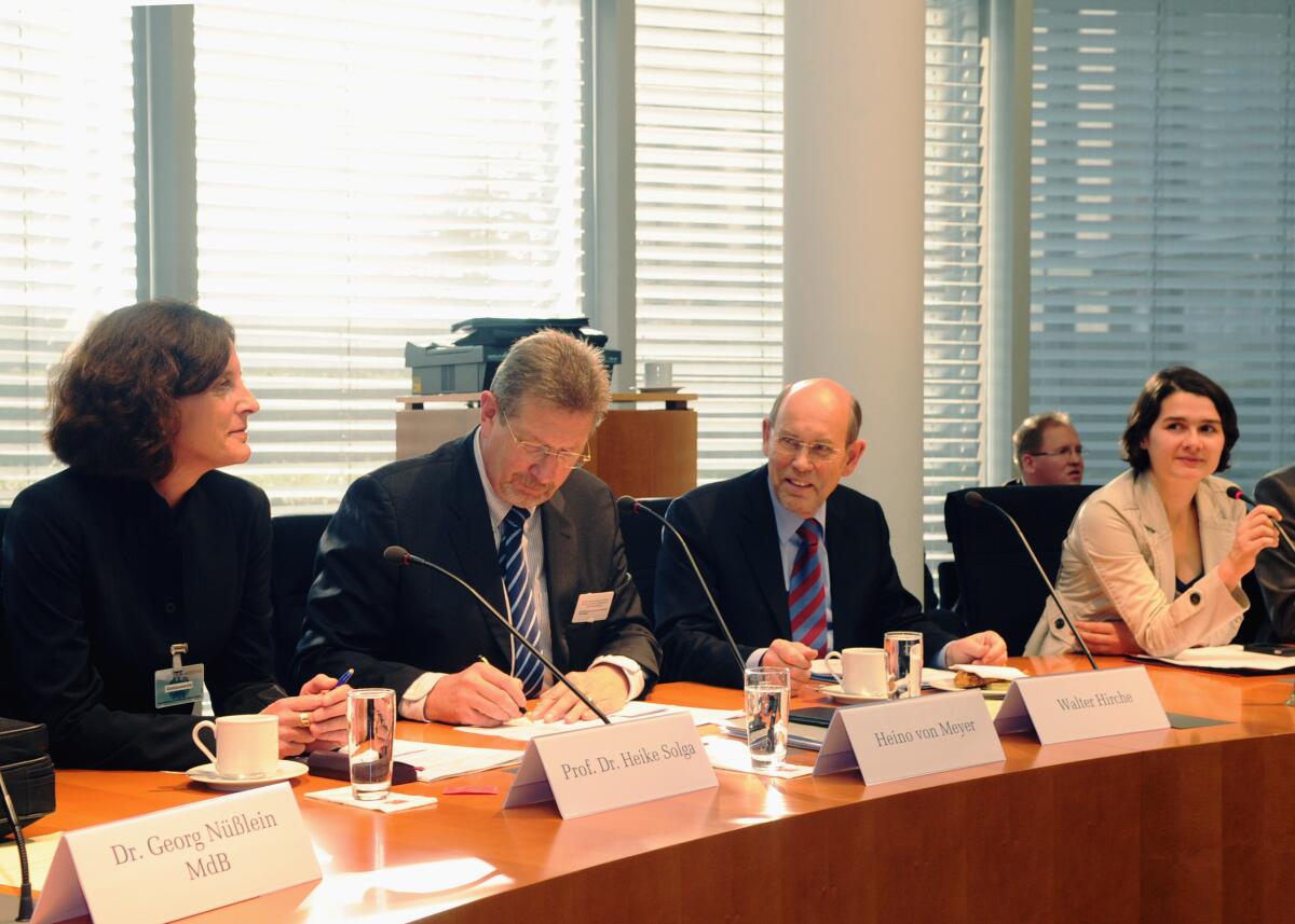 Die Enquete-Kommission Wachstum, Wohlstand , Lebensqualität, hat mit Beteiligung von drei Sachverständigen, Walter Hirche von der UNESCO-Kommission, (2.v.re), Heino von Meyer von der OECD, (2.v.li), und Prof. Dr. Heike Solga von der WZB, (li), eine Ausschusssitzung, die von der Vorsitzenden Daniela Kolbe, (re), SPD, geleitet wird. Kolbe, Daniela; Solga, Heike; Hirche, Walter; Meyer, Heino von Die Enquete-Kommission Wachstum, Wohlstand , Lebensqualität, hat mit Beteiligung von drei Sachverständigen, Walter Hirche von der UNESCO-Kommission, (2.v.re), Heino von Meyer von der OECD, (2.v.li), und Prof. Dr. Heike Solga von der WZB, (li), eine Ausschusssitzung, die von der Vorsitzenden Daniela Kolbe, (re), SPD, geleitet wird.