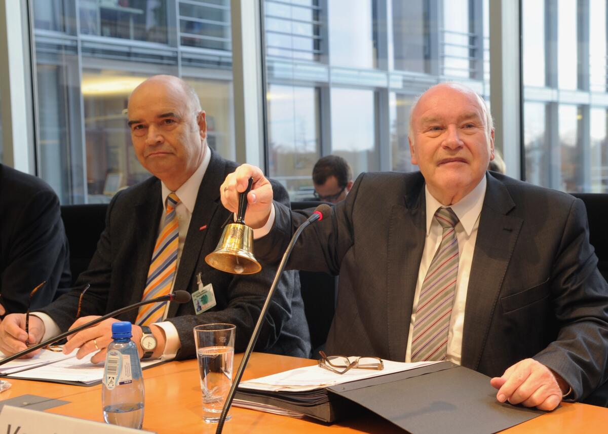 Otto Kentzler, (li), Präsident des Zentralverbandes des Deutschen Handwerks, ist zu Gast im Ausschuss des Deutschen Bundestages für Wirtschaft und Technologie. Die Sitzung wird von dem Ausschussvorsitzenden Ernst Hinsken, (re), CDU/CSU, geleitet. Hinsken, Ernst; Kentzler, Otto Otto Kentzler, (li), Präsident des Zentralverbandes des Deutschen Handwerks, ist zu Gast im Ausschuss des Deutschen Bundestages für Wirtschaft und Technologie. Die Sitzung wird von dem Ausschussvorsitzenden Ernst Hinsken, (re), CDU/CSU, geleitet.