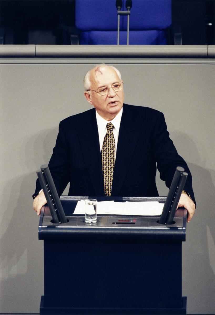 Sonderveranstaltung aus Anlaß des 10. Jahrestages des Mauerfalls am 9.11.1999. Der ehemalige Generalsekretär der UDSSR, Michail Gorbatschow hält eine Rede im Deutschen Bundestag.; Rednerpult Gorbatschow, Michail Sonderveranstaltung aus Anlaß des 10. Jahrestages des Mauerfalls am 9.11.1999. Der ehemalige Generalsekretär der UDSSR, Michail Gorbatschow hält eine Rede im Deutschen Bundestag.; Rednerpult