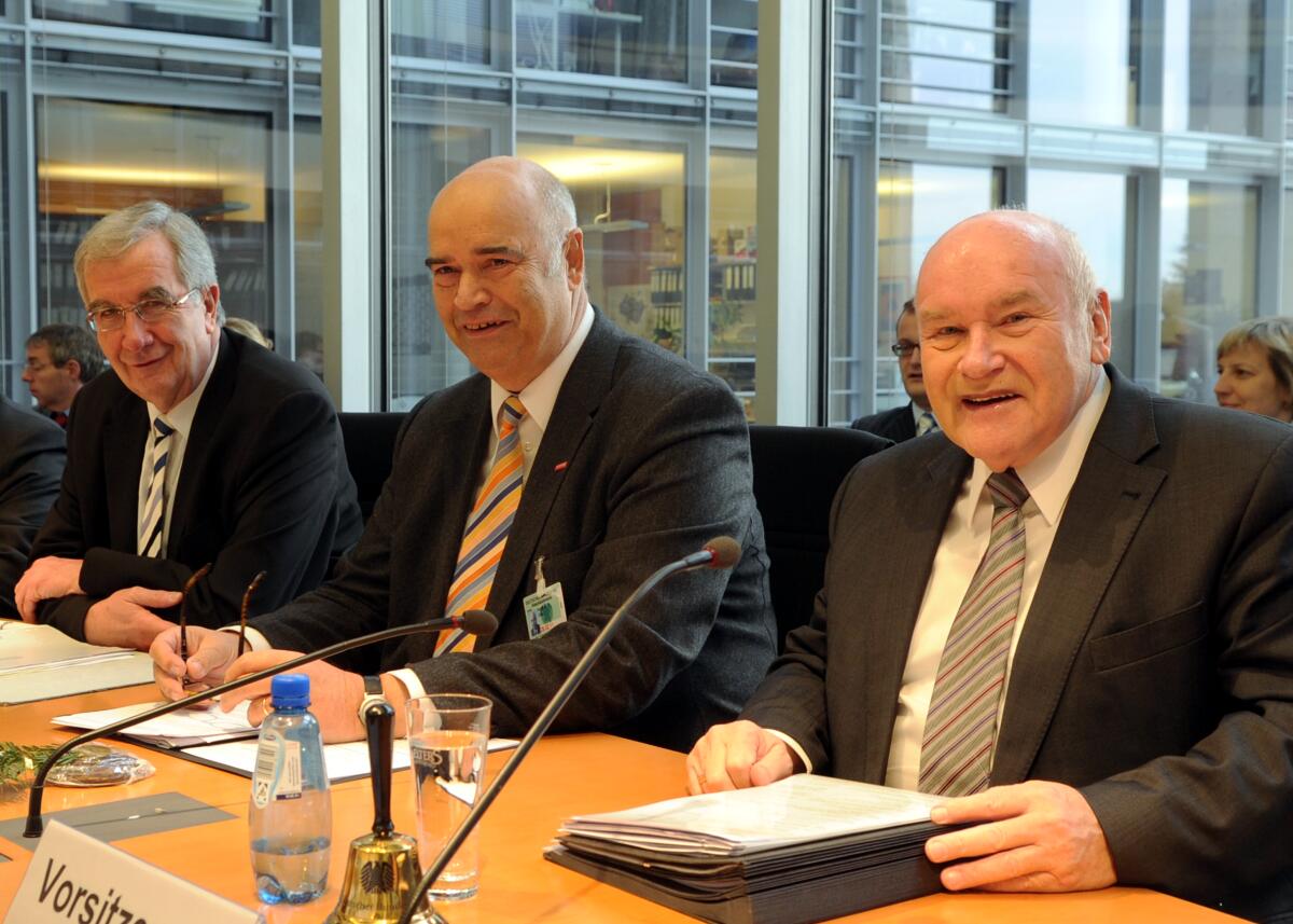 Otto Kentzler, (mitte), Präsident des Zentralverbandes des Deutschen Handwerks, ist zu Gast im Ausschuss des Deutschen Bundestages für Wirtschaft und Technologie. Die Sitzung wird von dem Ausschussvorsitzenden Ernst Hinsken, (re), CDU/CSU, geleitet. Links: Ernst Burgbacher, Staatssekretär, FDP. Hinsken, Ernst; Kentzler, Otto; Burgbacher, Ernst Otto Kentzler, (mitte), Präsident des Zentralverbandes des Deutschen Handwerks, ist zu Gast im Ausschuss des Deutschen Bundestages für Wirtschaft und Technologie. Die Sitzung wird von dem Ausschussvorsitzenden Ernst Hinsken, (re), CDU/CSU, geleitet. Links: Ernst Burgbacher, Staatssekretär, FDP.