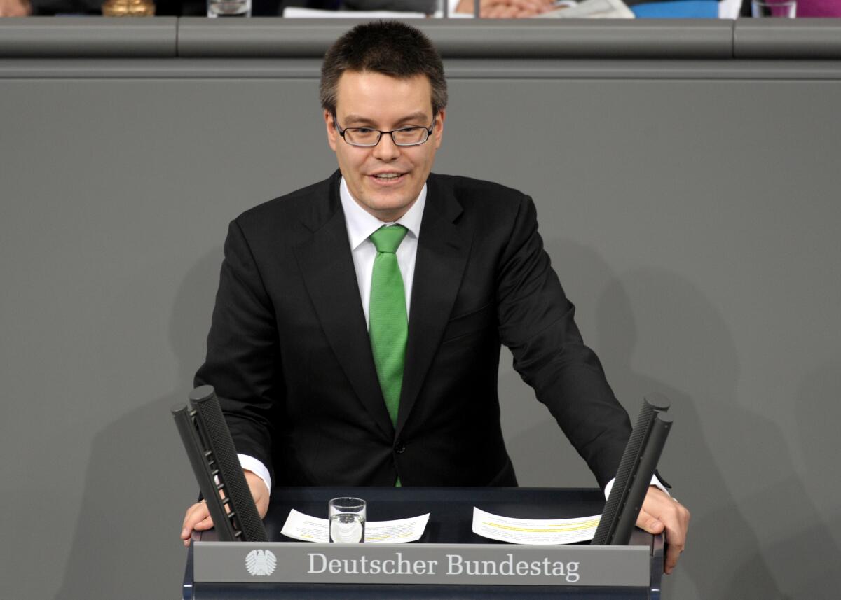 Dr. Tobias Lindner, Bündnis 90/Die Grünen, Bundestagsabgeordneter, Abgeordneter, Mitglied des Deutschen Bundestages, MdB, Rede, Deutscher Bundestag, 142. Sitzung, Epl 14, Thema: Haushaltsgesetz 2012 - Verteidigung.; Rednerpult. Lindner, Tobias Dr. Tobias Lindner, Bündnis 90/Die Grünen, Bundestagsabgeordneter, Abgeordneter, Mitglied des Deutschen Bundestages, MdB, Rede, Deutscher Bundestag, 142. Sitzung, Epl 14, Thema: Haushaltsgesetz 2012 - Verteidigung.; Rednerpult.