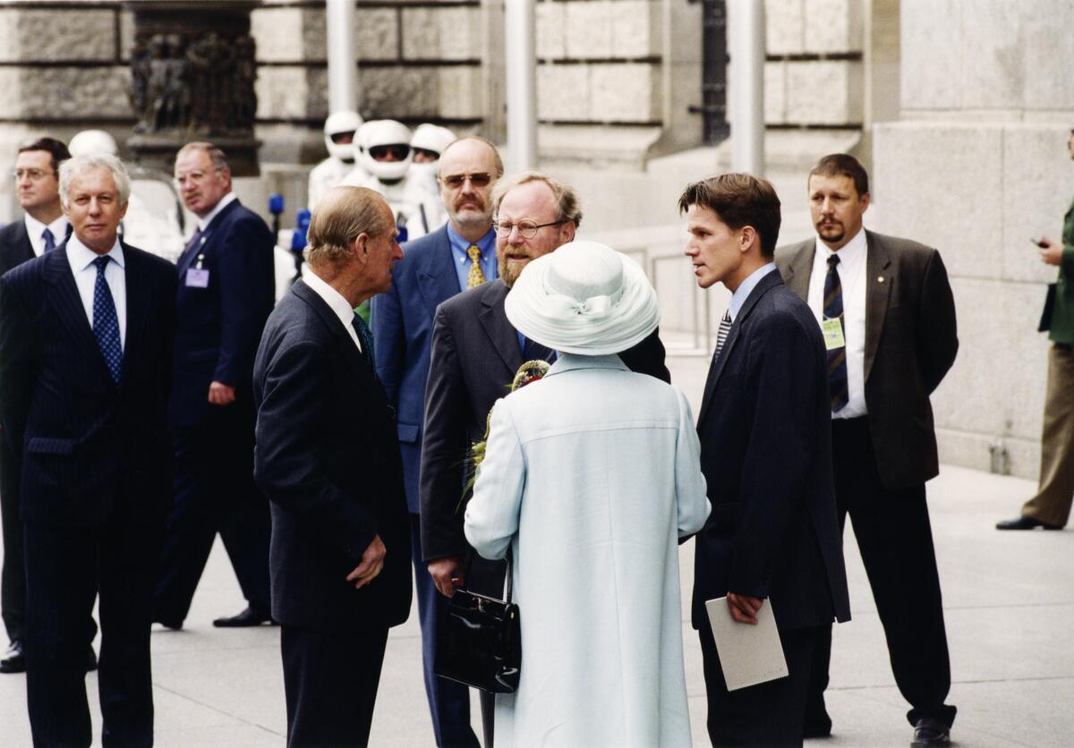 Thierse, Wolfgang Bundestagspräsident Wolfgang Thierse, SPD, MdB, empfängt Queen Elizabeth II., Königin von England, im Reichstagsgebäude.; Hier: Begrüßung der Queen und ihres Gatten Prinzgemahl Philip.; Besuch, empfangen, begrüßen