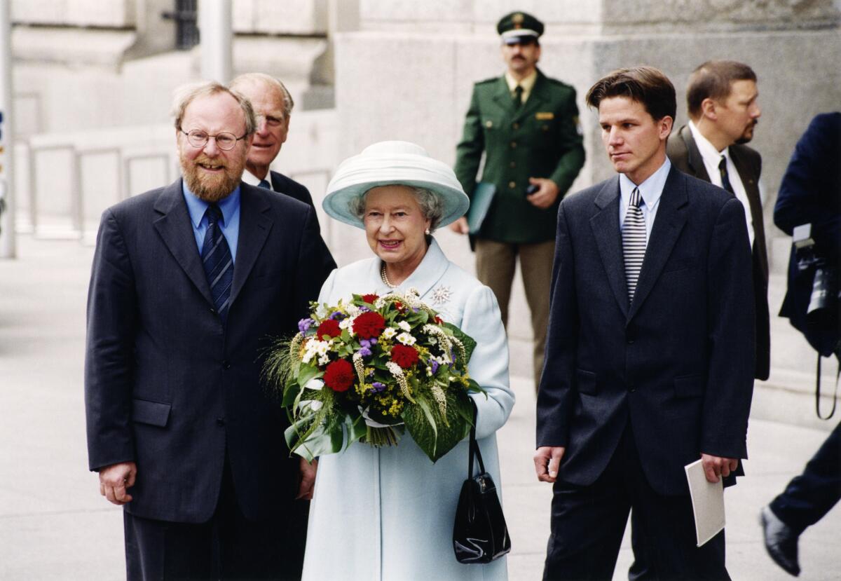 Thierse, Wolfgang Bundestagspräsident Wolfgang Thierse, SPD, MdB, empfängt Queen Elizabeth II., Königin von England, im Reichstagsgebäude.; Hier: Begrüßung der Queen und ihres Gatten Prinzgemahl Philip.; Besuch, empfangen, begrüßen